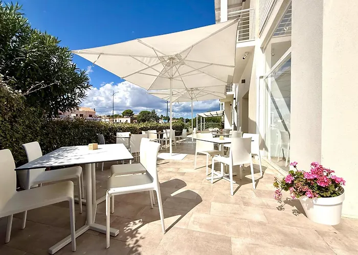 Isa - With Panoramic Swimming Pool In Just 850 Mt From The Sea Szálloda