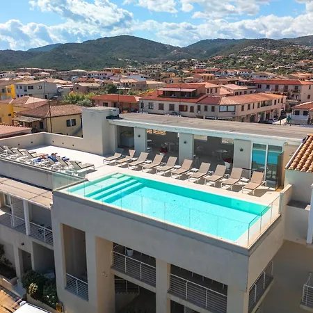 Isa - With Panoramic Swimming Pool In Just 850 Mt From The Sea بورتو سان باولو