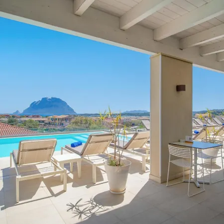 Isa - With Panoramic Swimming Pool In Just 850 Mt From The Sea فندق