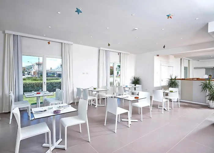 Hotel Isa - With Panoramic Swimming Pool In Just 850 Mt From The Sea 4*